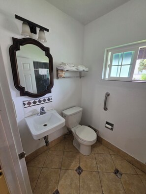 Standard Single Room, Non Smoking | Bathroom