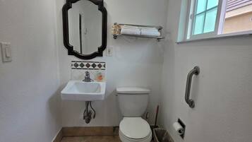 Standard Double Room, Non Smoking | Bathroom