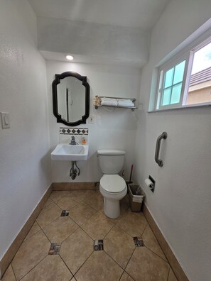 Standard Double Room, Non Smoking | Bathroom | Shower, free toiletries, towels, soap - Olympic Motor Lodge (Los Angeles)
