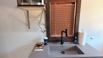 Refrigerador, microondas, tostadora y comedor