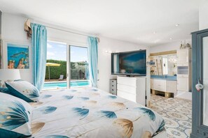 Iron/ironing board, WiFi, bed sheets - Modern villa Antibes heated pool (Antibes)