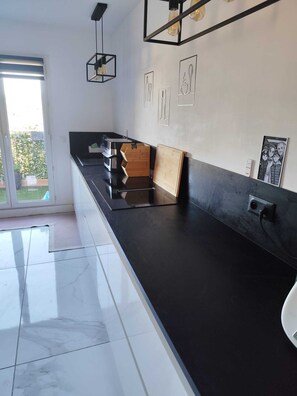 Private kitchen - Quiet house in a family subdivision, close to village, sea and walks... (Roquebrune-sur-Argens)