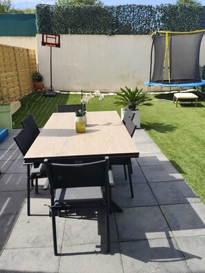 Outdoor dining - Vrbo Property (Roquebrune-sur-Argens)