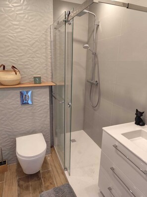 Bathroom - Vrbo Property (Roquebrune-sur-Argens)