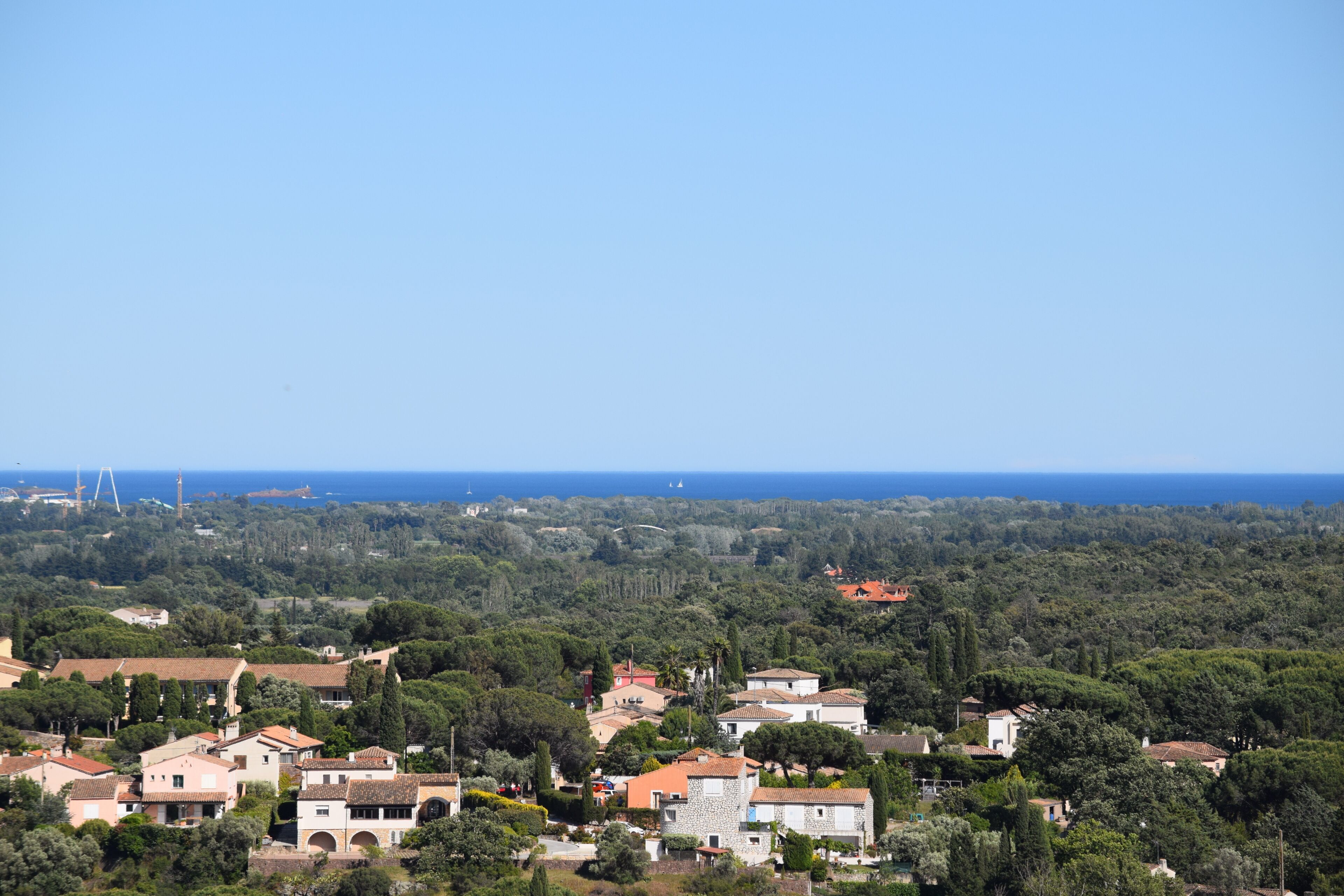 Un village côtier doté d’une architecture traditionnelle, d’une végétation luxuriante et offrant une vue dégagée sur la mer.