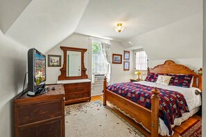 Signature House, 3 Bedrooms, Garden Area | Iron/ironing board, free WiFi