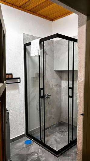 Camera Deluxe, vista baia | Bagno | Doccia, set di cortesia gratuito, asciugacapelli, asciugamani