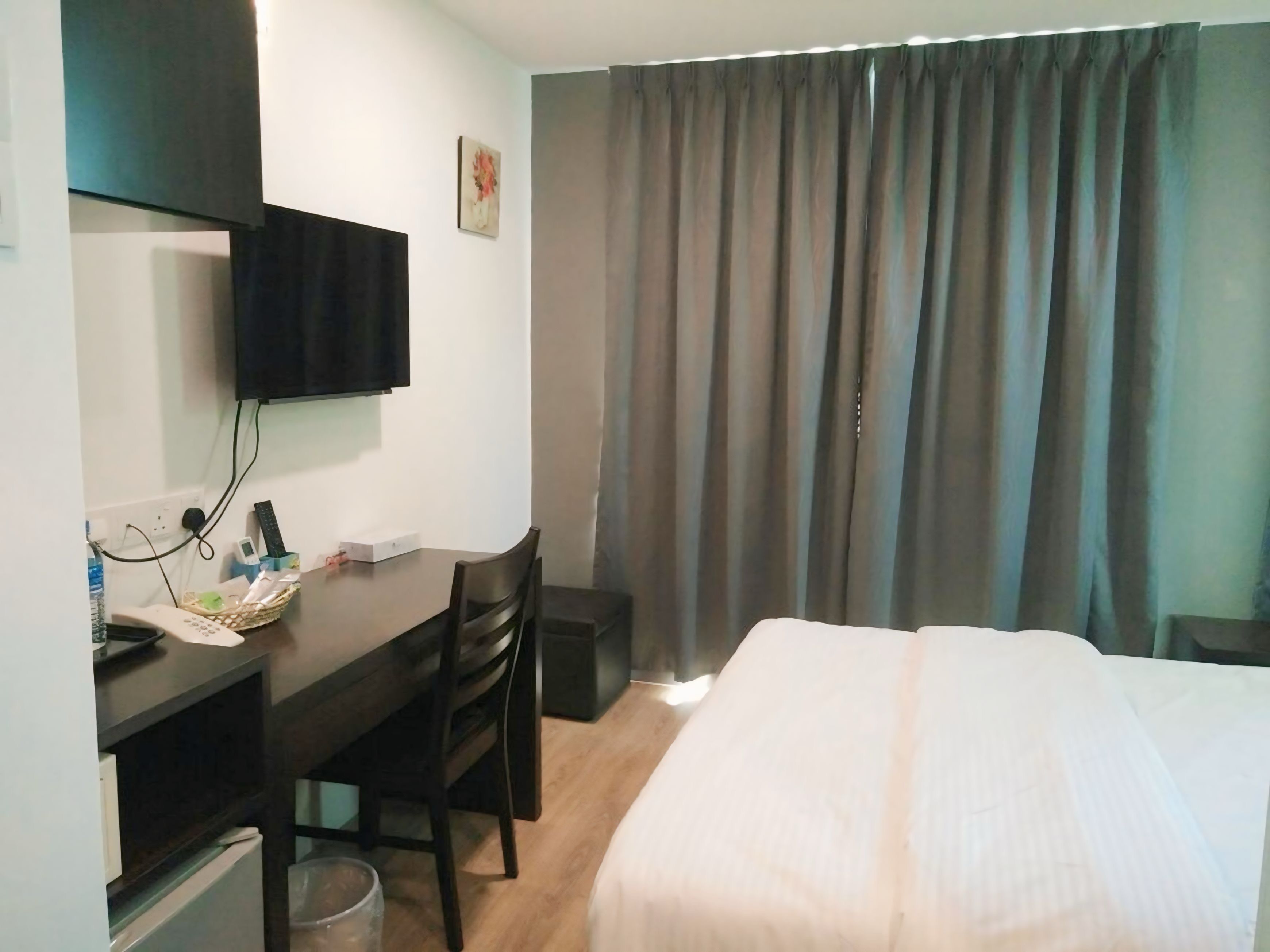 Deluxe-Doppelzimmer | Wohnbereich | 30-Zoll-Fernseher mit Kabelempfang