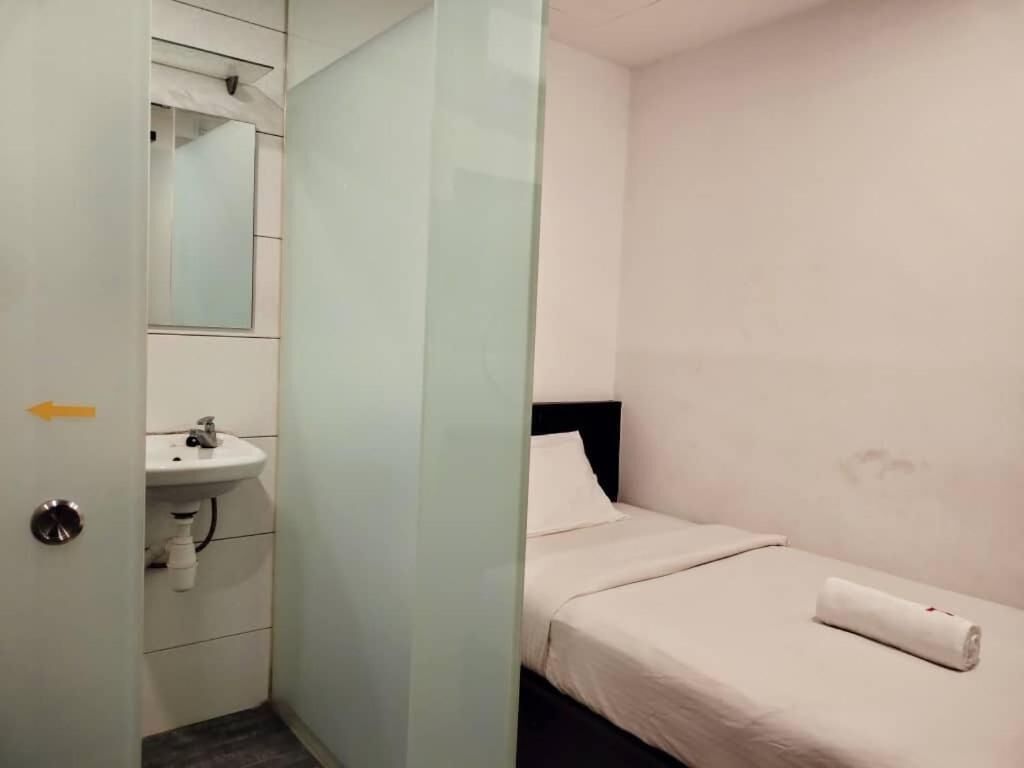 Standard Single Room | Free WiFi, bed sheets