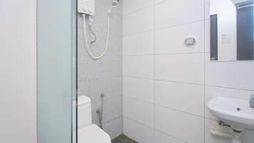 Standard Single Room, Single Bed | Bathroom | Free toiletries, towels, soap, shampoo