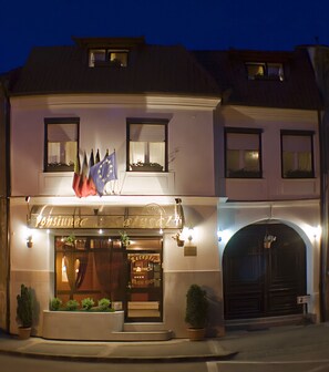 Front of property - evening/night - StayNATURAL Brasov Center (Brașov)