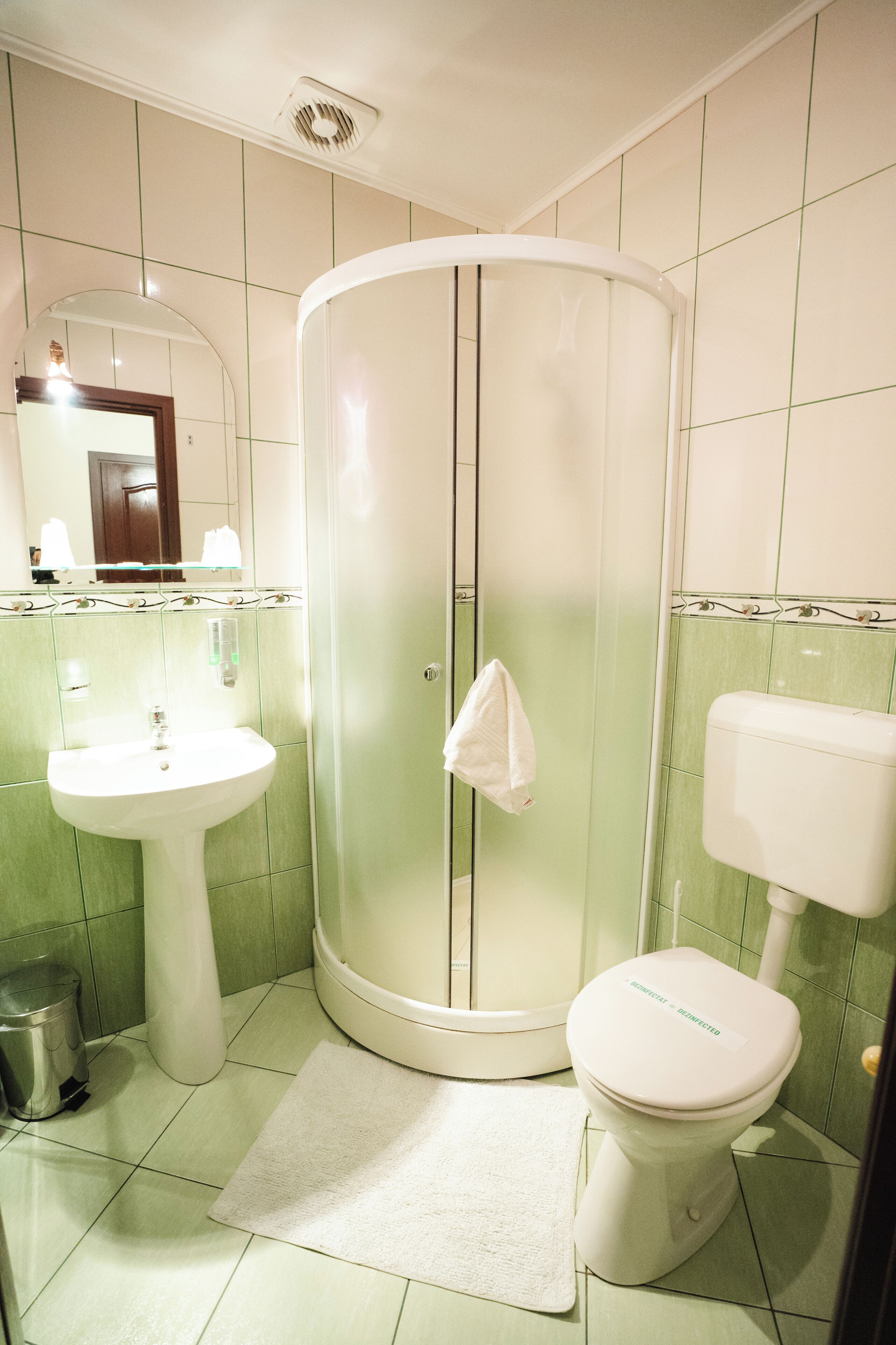 Un baño con lavamanos, inodoro y cabina de ducha.