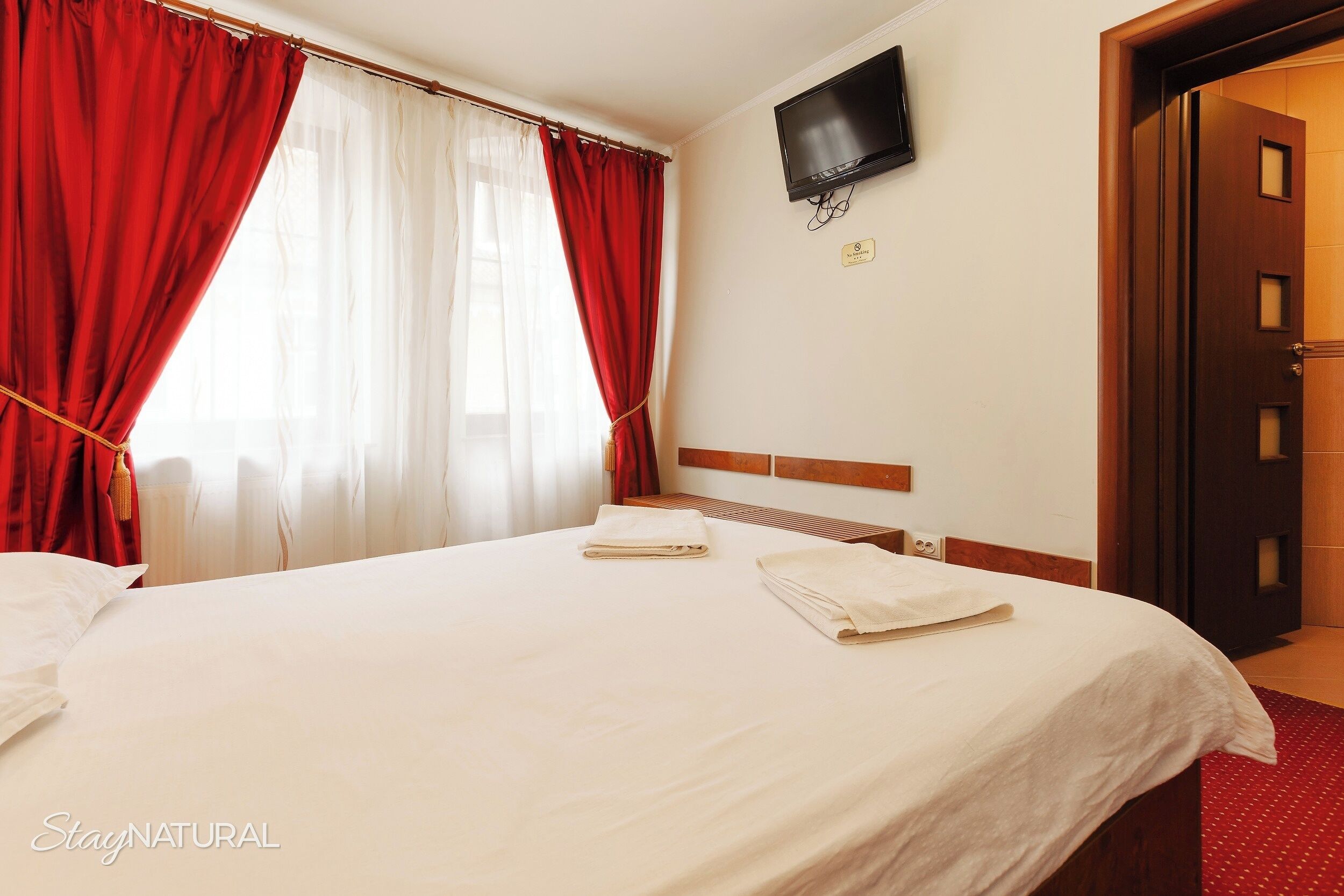Comfort Duplex, Non Smoking, Mountain View | Desk, free WiFi, bed sheets