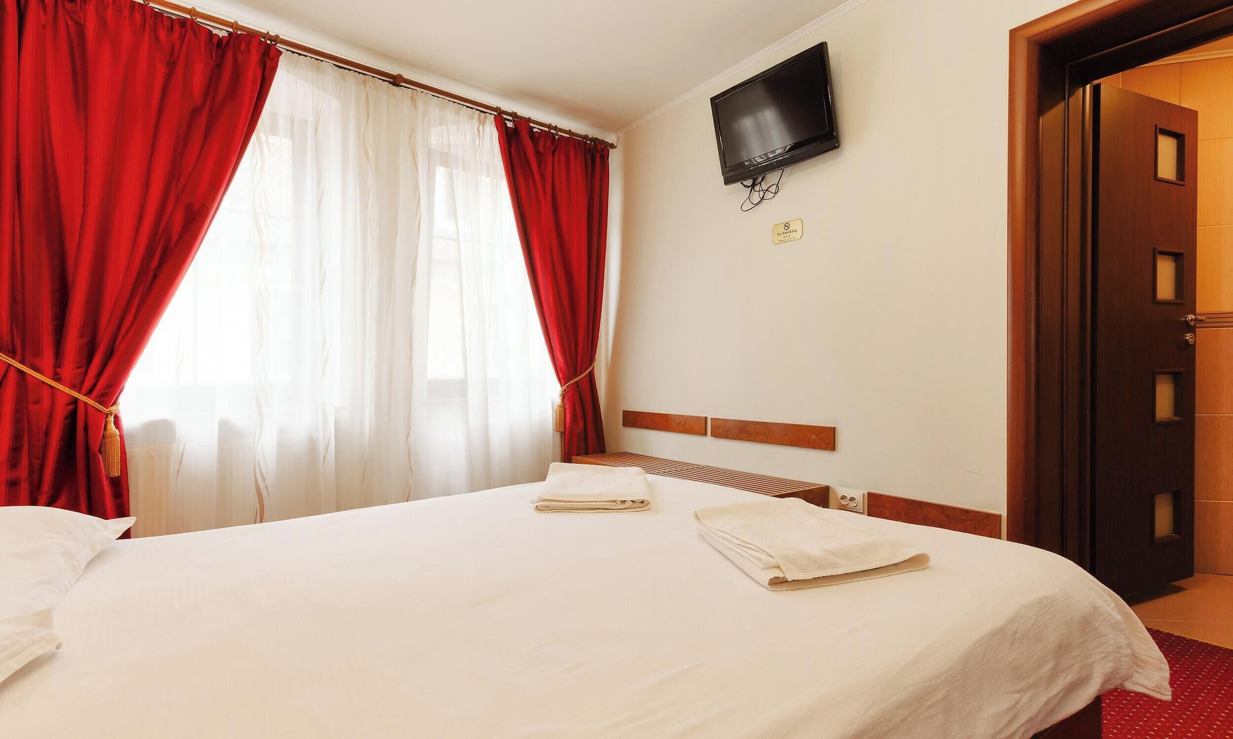 Comfort Duplex, Non Smoking, Mountain View | Desk, free WiFi, bed sheets