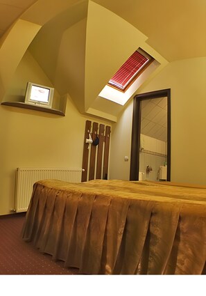 Economy Double Room, Non Smoking, Private Bathroom | Desk, free WiFi, bed sheets - StayNATURAL Brasov Center (Brașov)