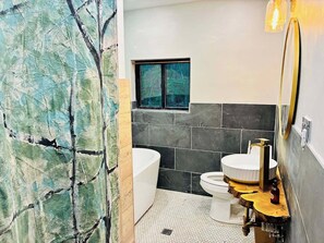 Shower, towels - Come stay in a magical cabin with a bedroom in the trees (Stanton)