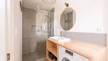 Shower, hair dryer, towels