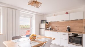 Kaffetrakter/tekoker, kjøleskap, mikrobølgeovn og ovn