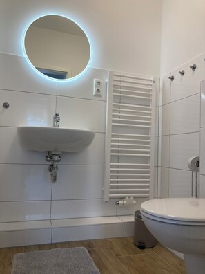 Dusche, Handtücher, Seife, Toilettenpapier