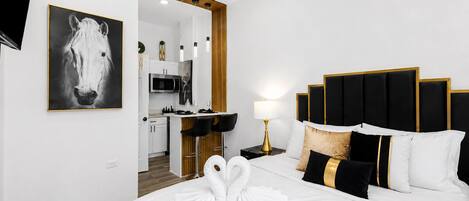 Tabla de planchar con plancha, wifi y ropa de cama
