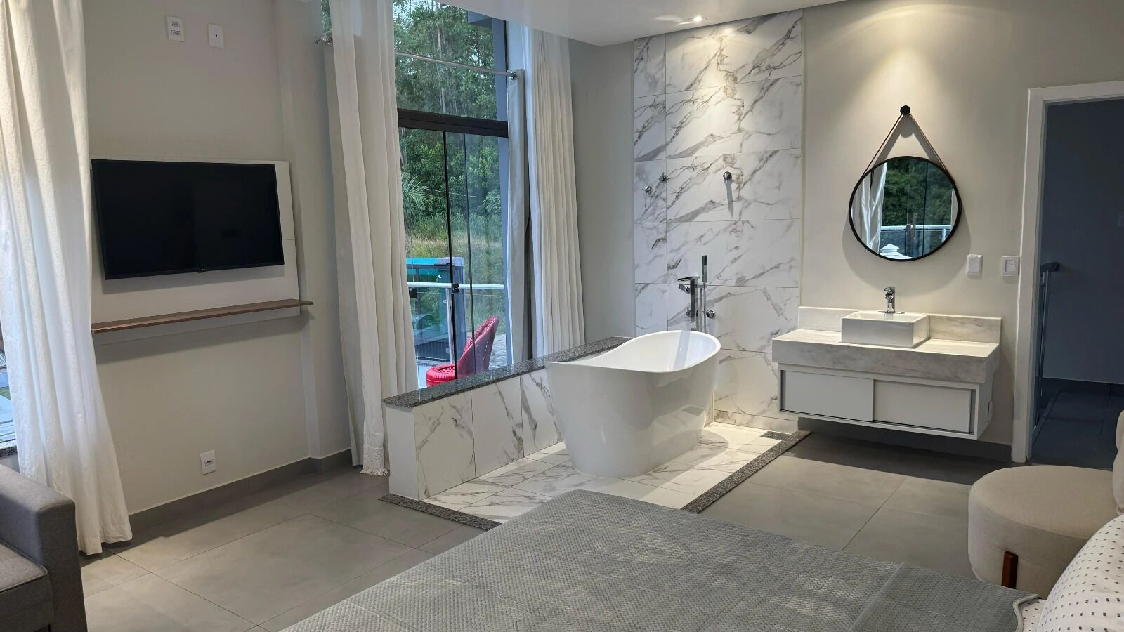 Suite estudio presidencial, balcón, vistas a la colina | Baño | Toallas, jabón y papel higiénico