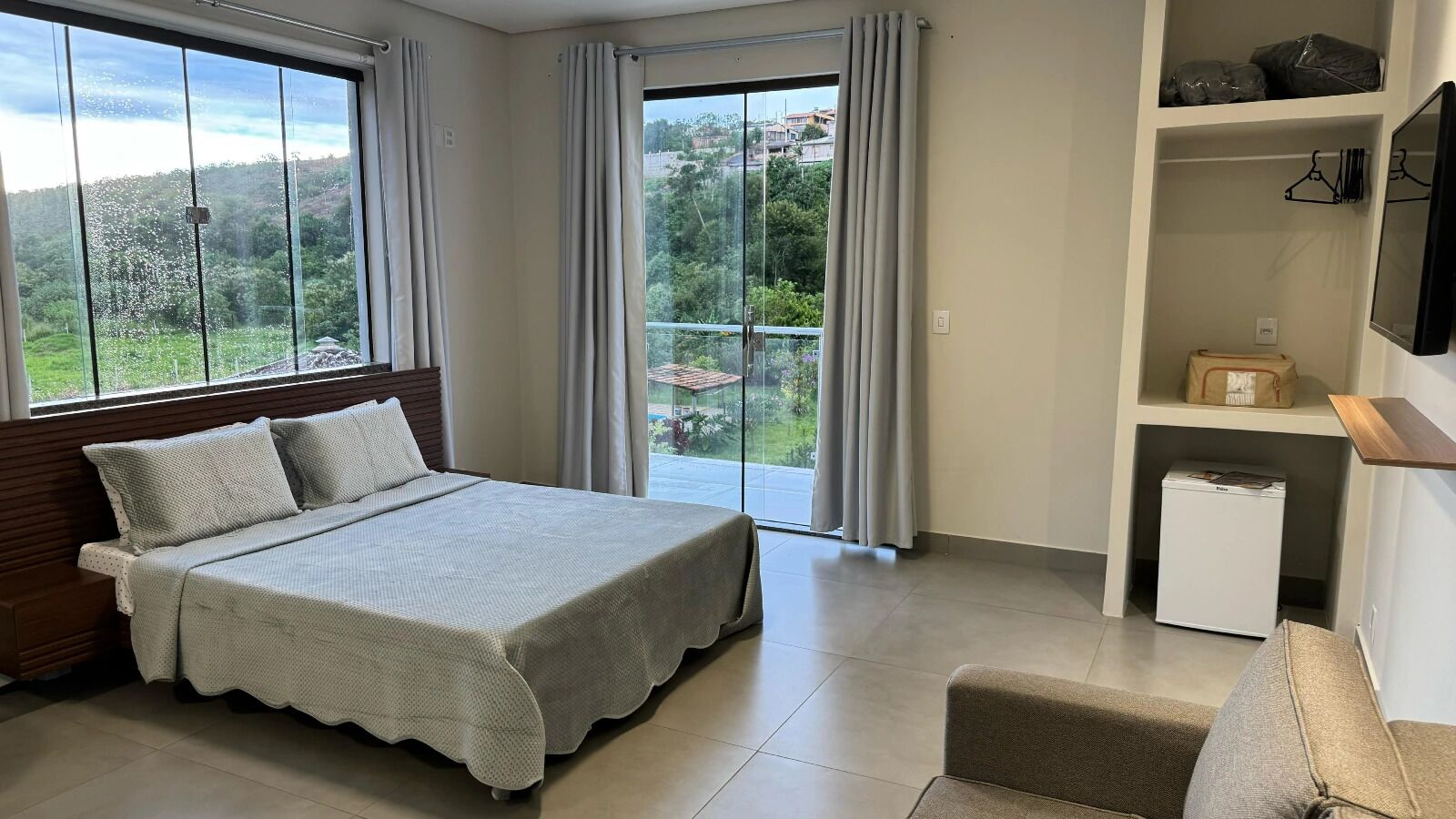 Deluxe-Studiosuite, Balkon, Hügelblick | Kostenloses WLAN