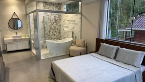 Deluxe-Studiosuite, Balkon, Hügelblick | Badezimmer | Handtücher, Seife, Toilettenpapier