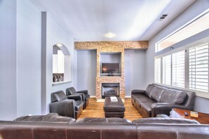 Living area -  3-bedroom Home  Minutes from Temecula (Murrieta)