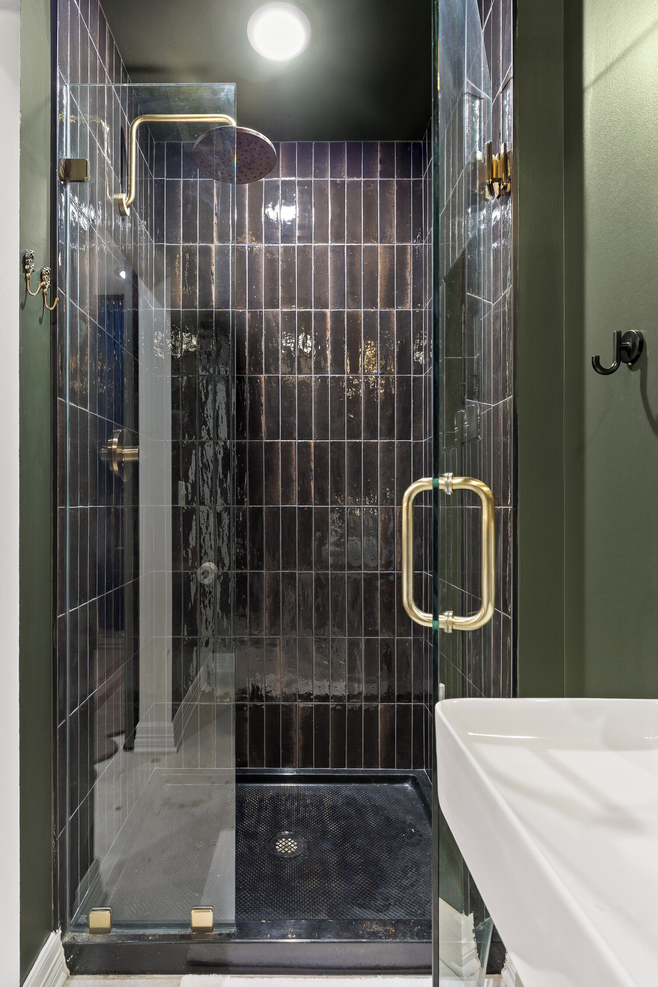 Een douche, een haardroger, handdoeken, zeep