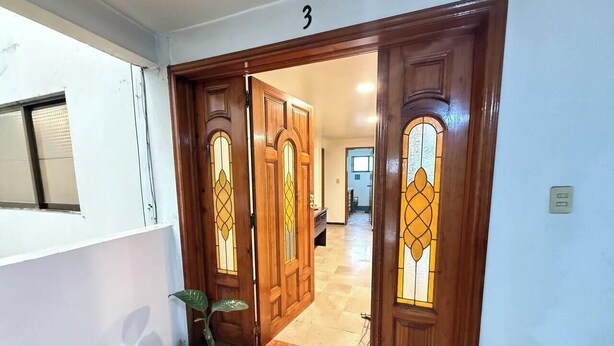 A hallway with a wooden door marked with the number 3, leading to another room. - Dpto.sensillo, Foro Sol, GNP y Aeropuerto (Mexico City)