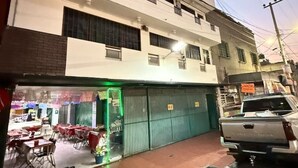 A two-story building with a closed ground floor entrance and a parked truck. - Dpto.sensillo, Foro Sol, GNP y Aeropuerto (Mexico City)