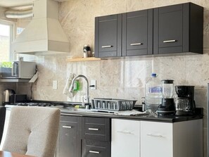 Fridge, microwave, coffee/tea maker, dining tables - Departamento cerca GNP aeropuerto Foro Sol (Mexico City)