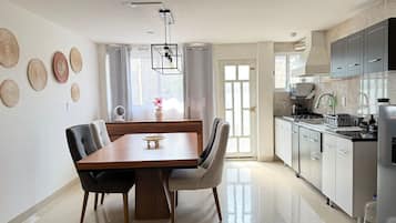 Réfrigérateur, micro-ondes, cafetiÚre/bouilloire, tables à manger