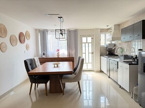 Fridge, microwave, coffee/tea maker, dining tables - Departamento cerca GNP aeropuerto Foro Sol (Mexico City)
