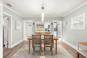 Dining - Stylish Coastal Retreat — 10 Min to Clearwater Beach (Clearwater)