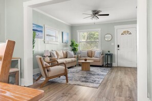 Smart TV - Stylish Coastal Retreat — 10 Min to Clearwater Beach (Clearwater)