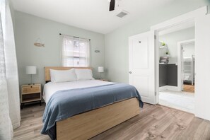 Escritorio, tabla de planchar con plancha, wifi gratis y ropa de cama 