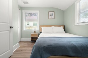 Desk, iron/ironing board, free WiFi, bed sheets - Stylish Coastal Retreat — 10 Min to Clearwater Beach (Clearwater)