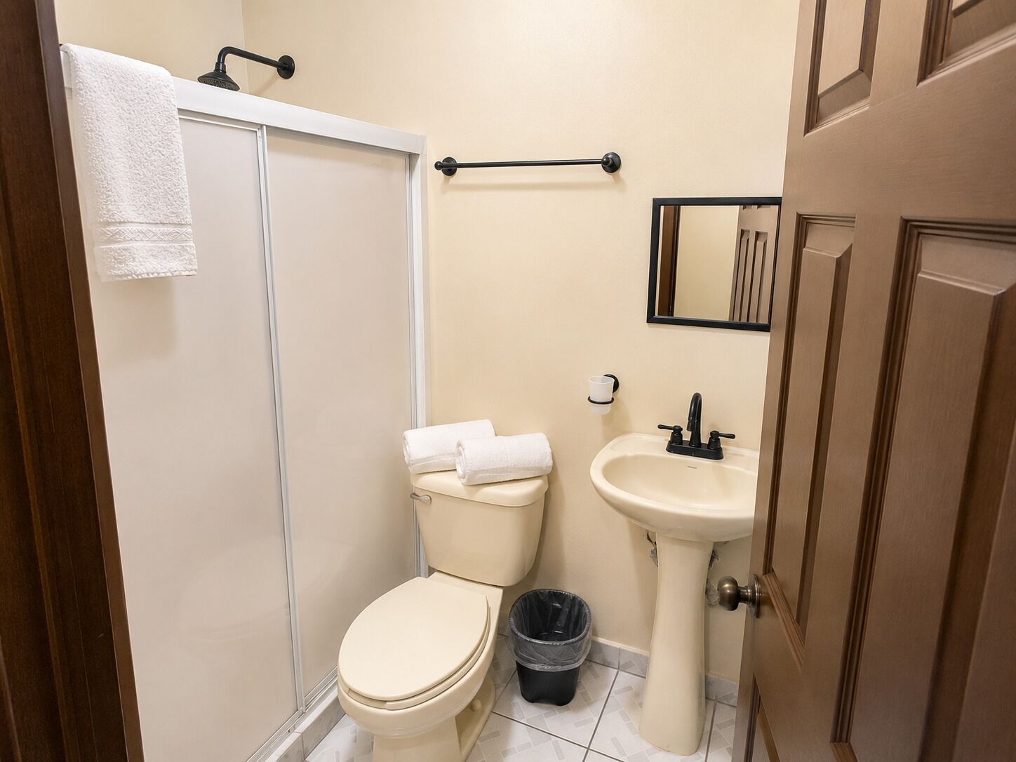 Economy Single Room | Bathroom | Shower, towels, soap, shampoo