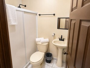 Economy Single Room | Bathroom | Shower, towels, soap, shampoo - Hotel Bonito By ARANS (Zihuatanejo)
