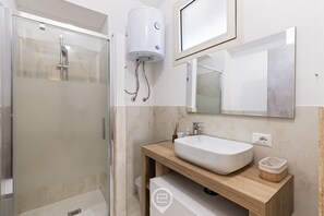 Dusche, Bidet, Handtücher, Shampoo