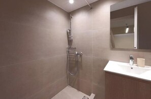 Shower, hair dryer, soap - Chalandri Central Maisonette + Studio (Chalandri)