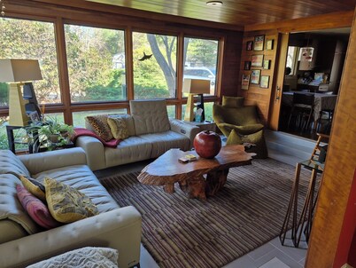 Pines World Cup Eclectic Retreat 30 Mins Away with fun Pool Bar