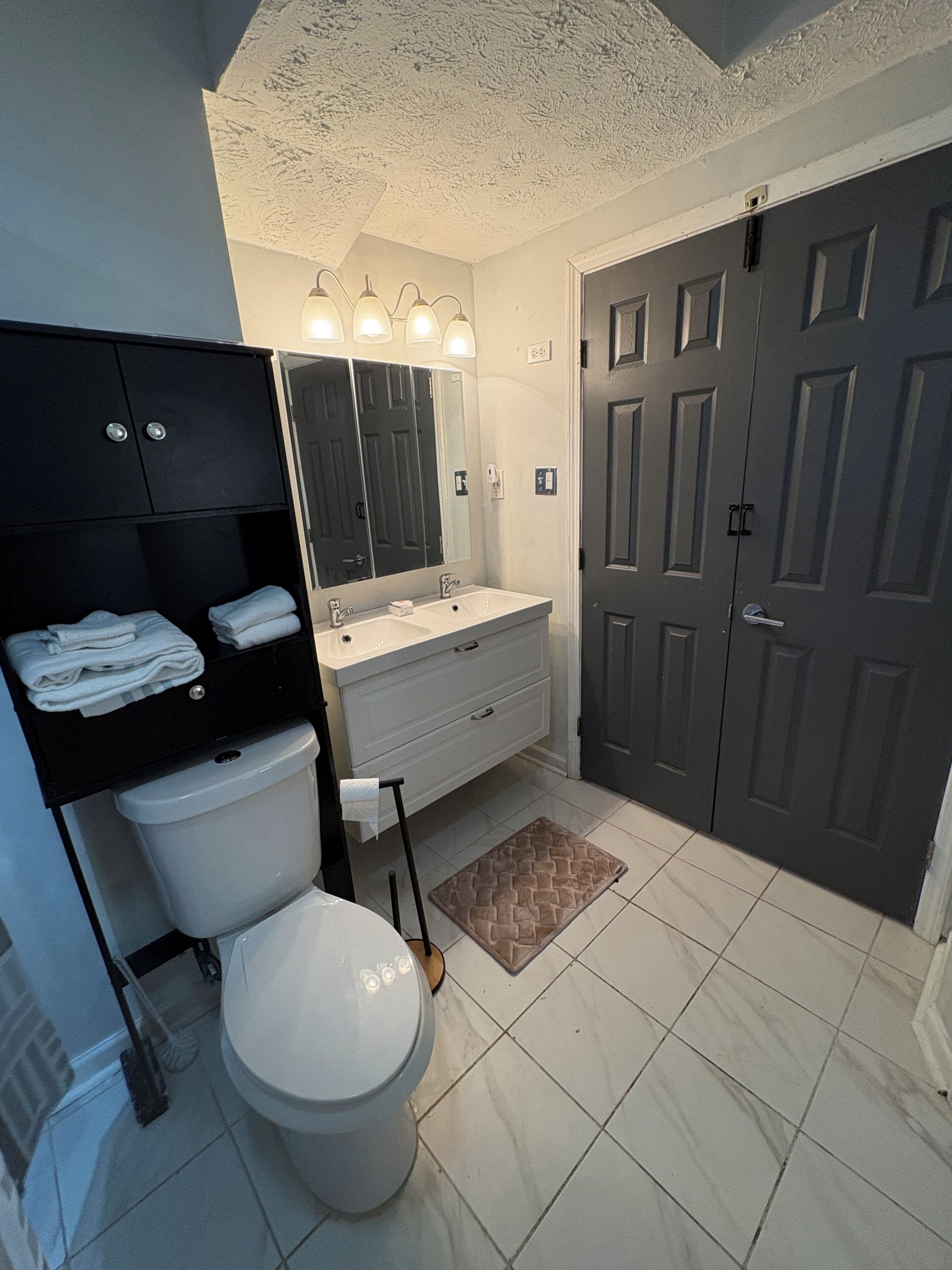 Douche, serviettes fournies, savon, papier toilette