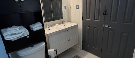 Douche, serviettes fournies, savon, papier toilette