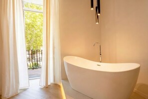 Shower, bidet, towels, shampoo - Savoy Station - Bubbles and Relaxation (Bari)
