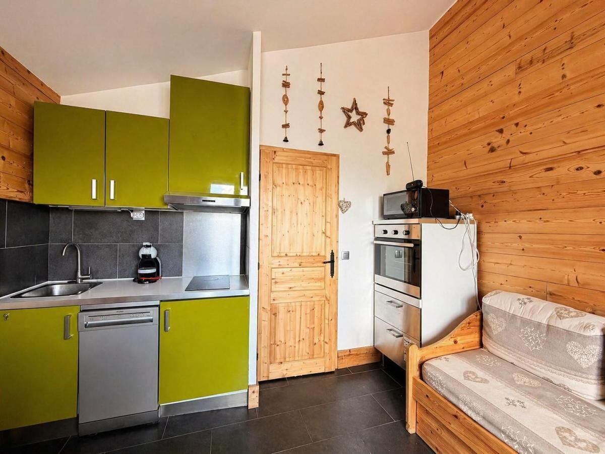 Fridge, oven, dishwasher, coffee/tea maker