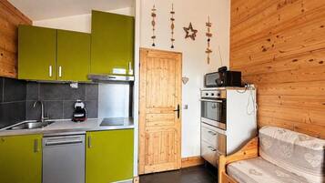 Fridge, oven, dishwasher, coffee/tea maker