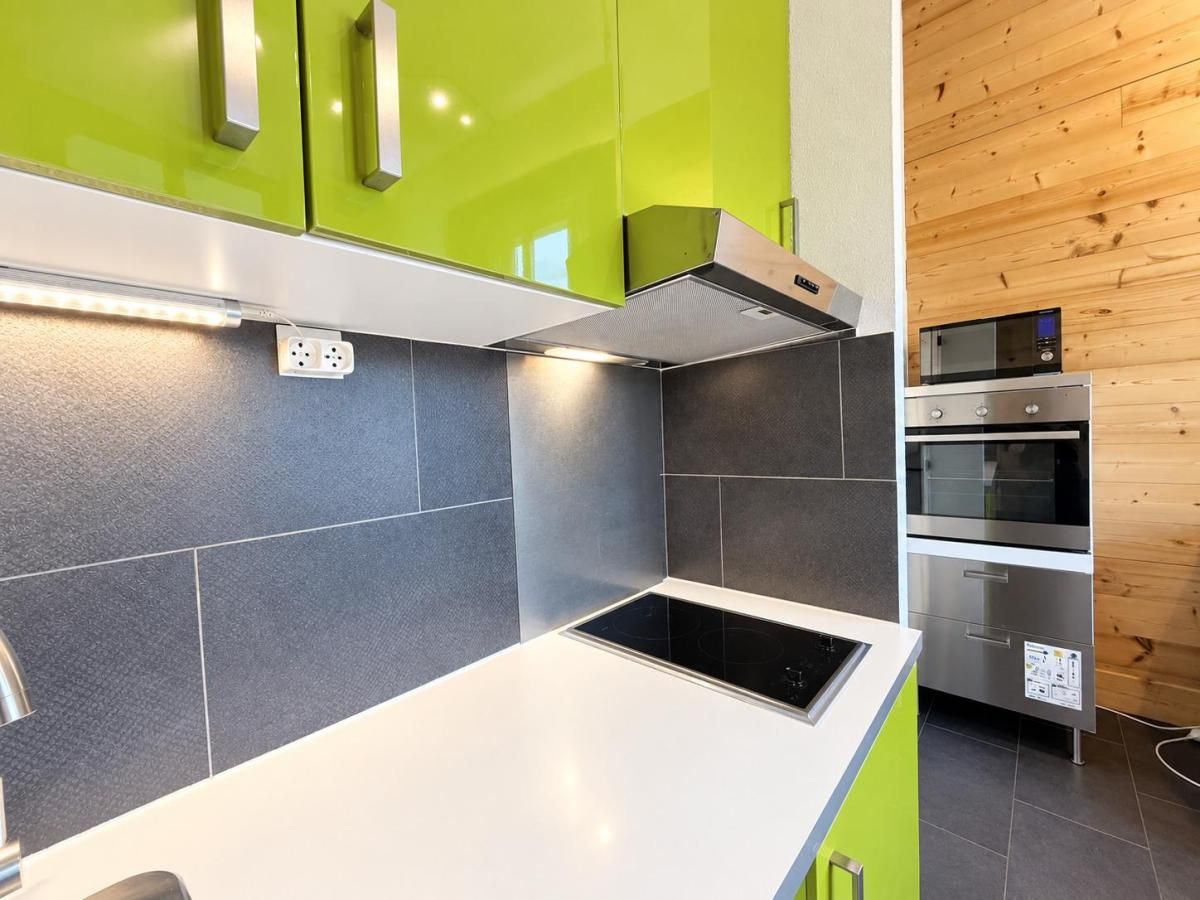 Een moderne keuken met een ingebouwde kookplaat, oven en magnetron.