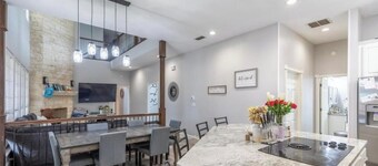 The Kappa House - 7 bedrooms / walk to ACU / sleeps 25 / 10 car parking lot